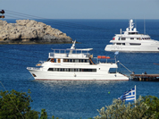 Der Detektiv macht ein Bild von einer Jacht