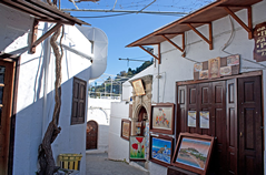 Ein Bild von einer Gasse Wo recht am haus Gemälde stehen