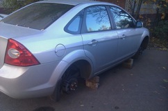 Imagen de un coche sin neumáticos que ha sido robado