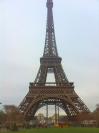 El detective toma una fotografía de la Torre Eiffel.