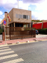 Ein Bild von einem Haus Mit einem tor davor