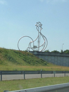 Una imagen de una figura de gallo de metal.