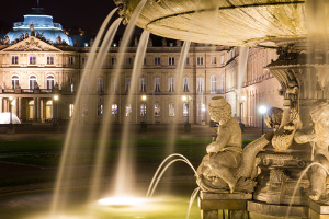 Ein Brunnen in der mit von einem Palast