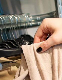 Bild von einer Frau während sie dabei ist Kleider zu klauen