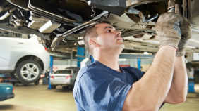 Mechaniker unter der Hebebühne