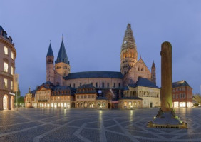 Pasea por la ciudad de Maguncia con buen tiempo