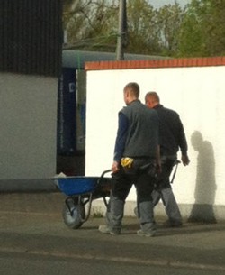 Zwei Männer die mit einer schupp Kare laufen