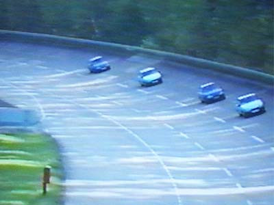 4 coches en una autopista