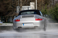 Un Porsche que está en la carretera