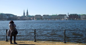 Eine Frau  die an einem am Fluss steht