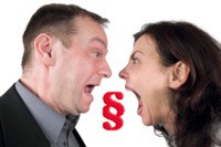 Un hombre y una mujer gritándose el uno al otro