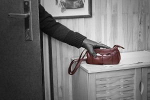 Ein Mensch der ein Handtasche klaut