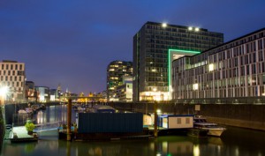 Una imagen de un gran complejo de edificios lleno de ventanas que parece una oficina que se ocupa de economía.