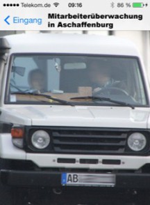 Detektiv überwacht Mitarbeiter von einer Firma