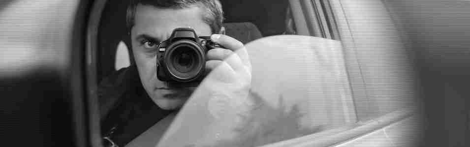 Detektiv überwacht mit Kamera